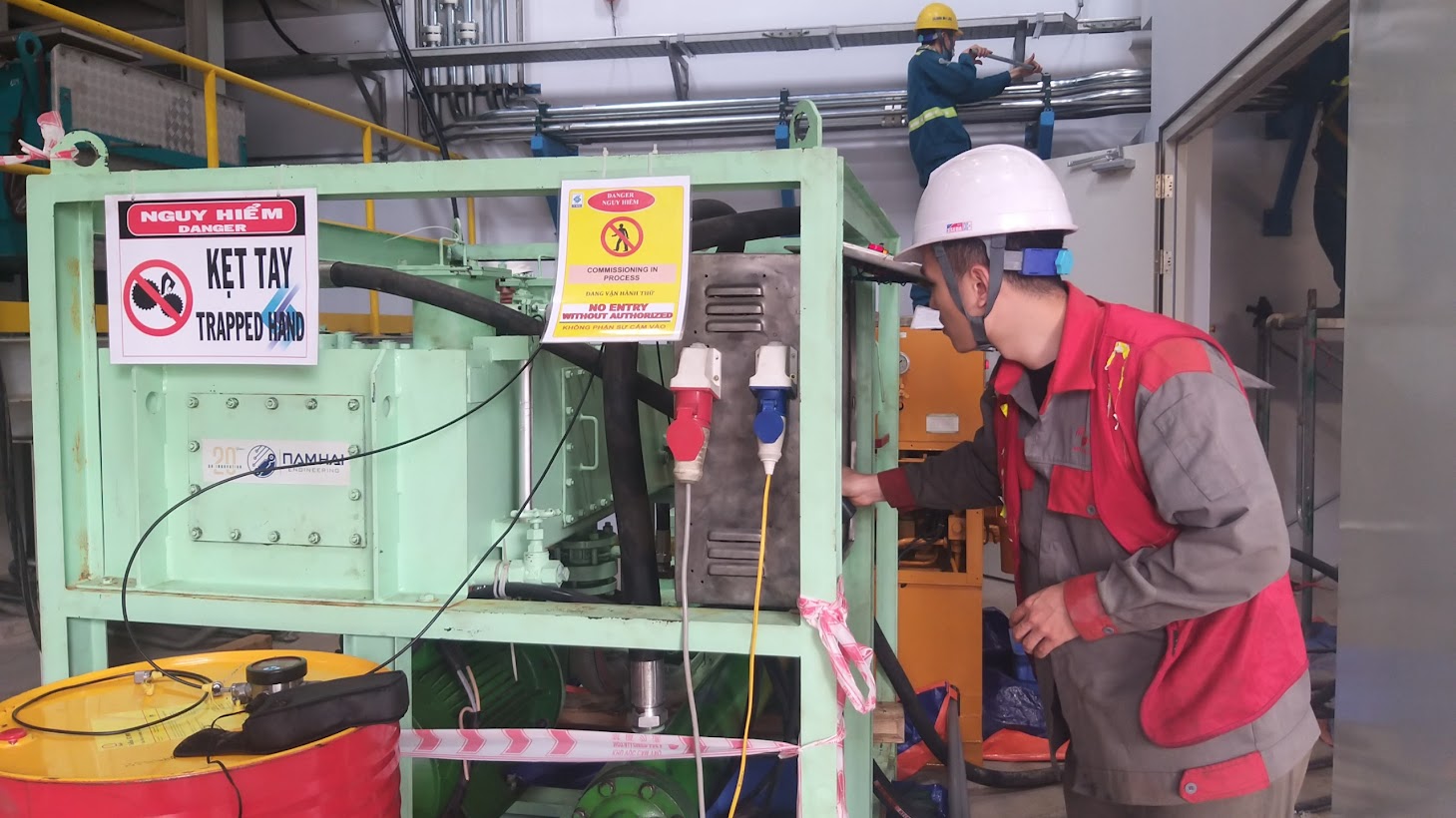 Kỹ sư Nam Hải tại một dự án súc rửa đường ống thủy lực công nghiệp