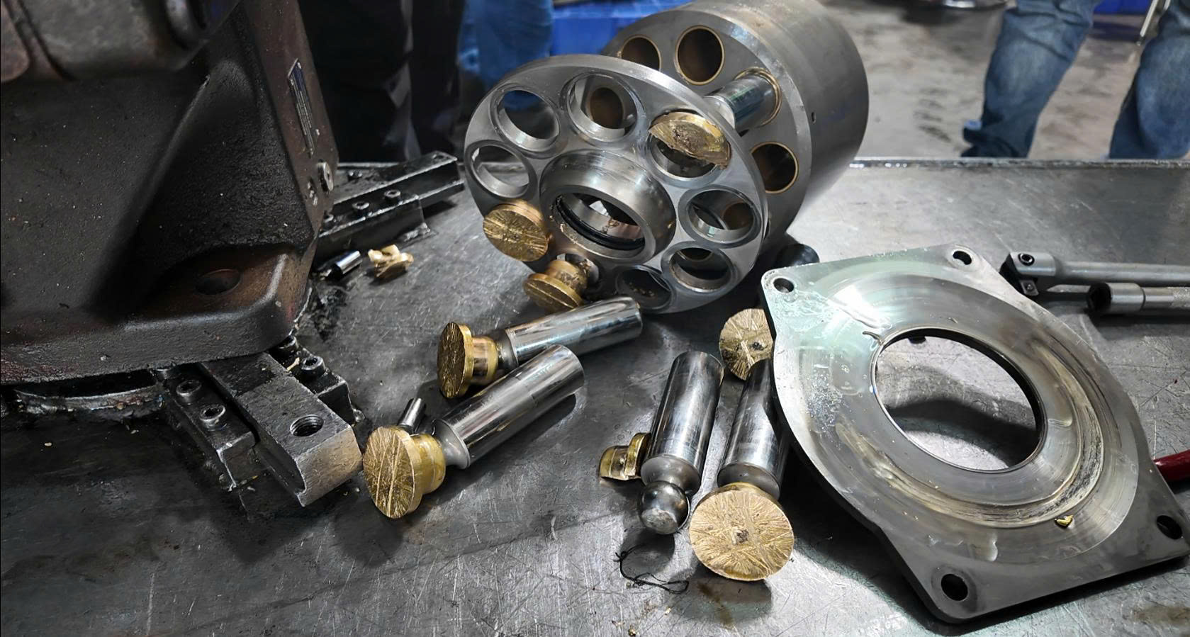 Bơm Rexroth được tháo rời để kiểm tra các chi tiết hư hỏng bên trong