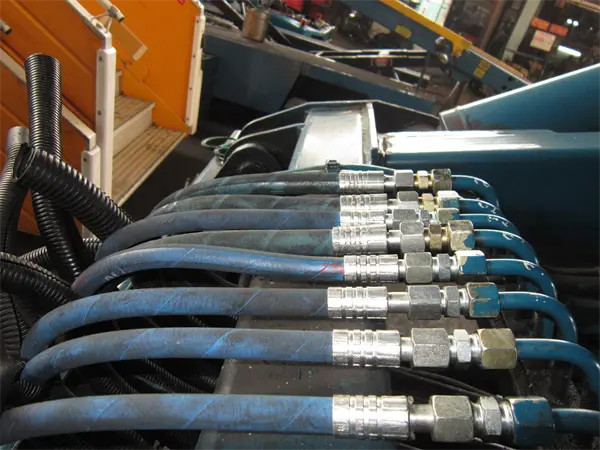 Lắp đặt ống thủy lực xe nâng